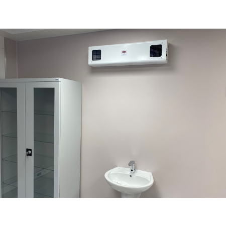 widok białej  lampy ASEPTOR zamontowanej na ścianie nad umywalką w gabinecie lekarskim